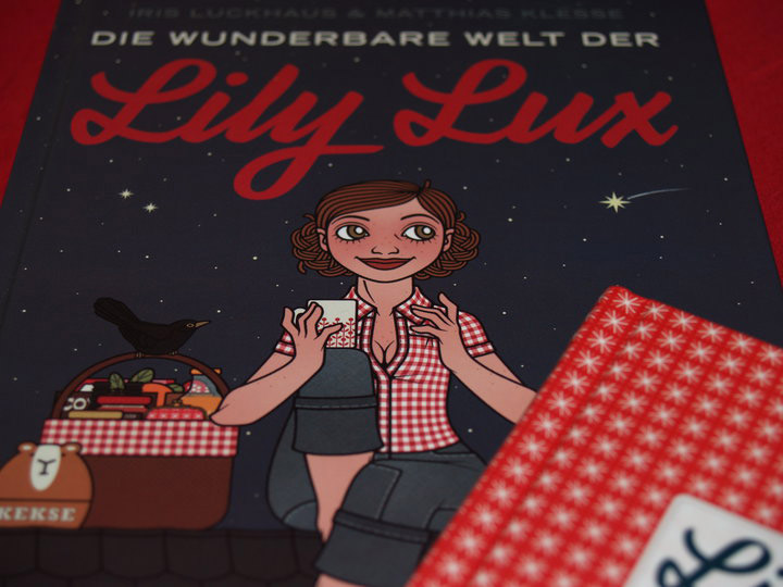 Foto vom Lily Lux Notizbuch und dem Buch Die wunderbare Welt der Lily Lux